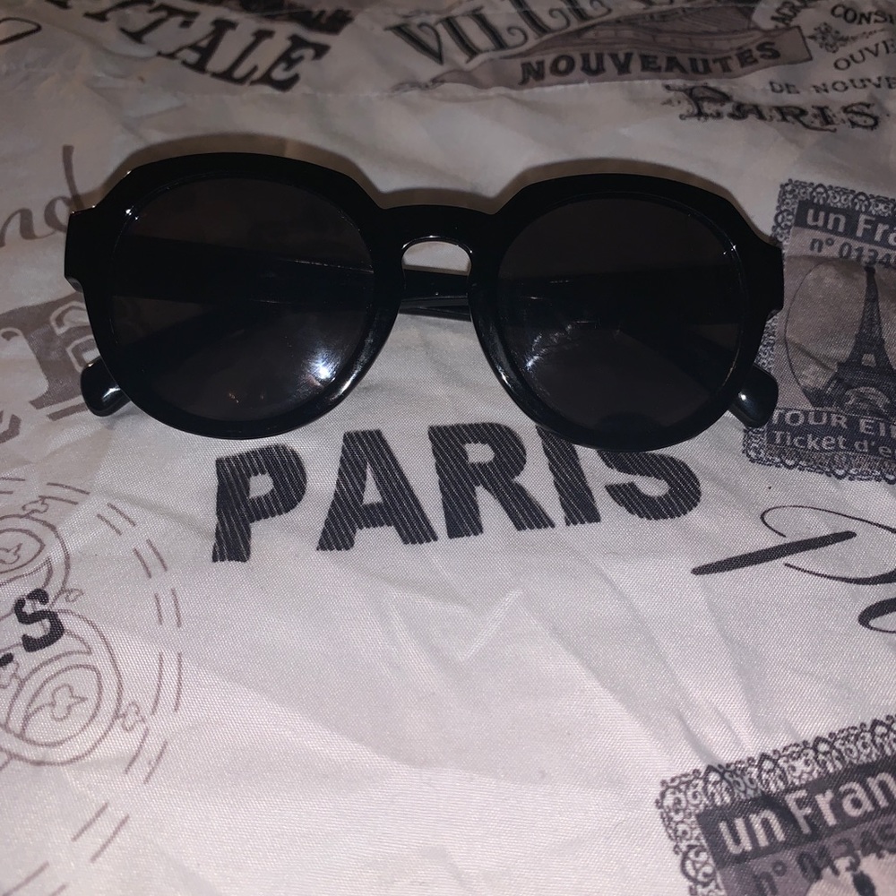 CHIC BLACK SUNGLASSES